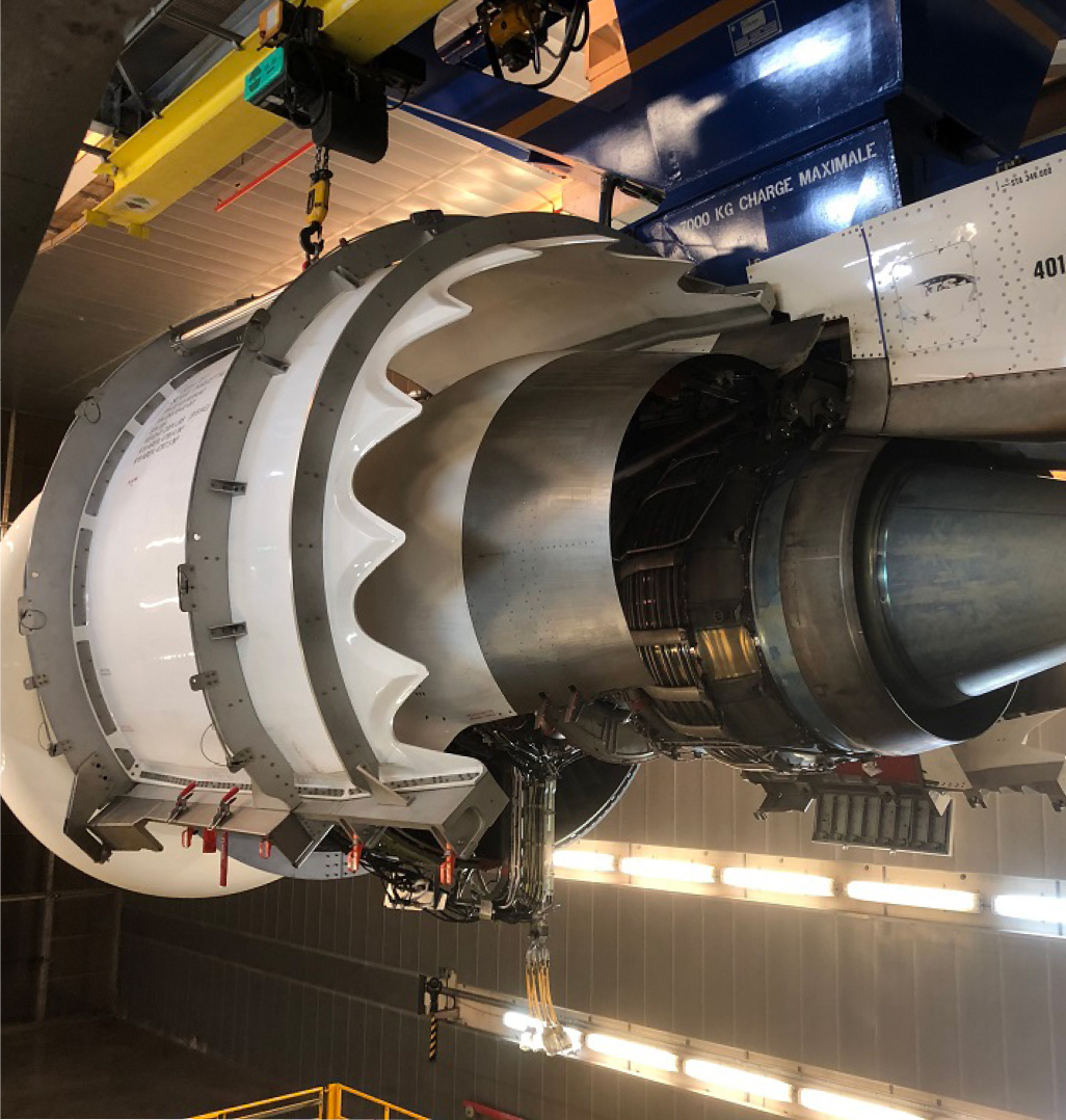 航空機エンジン性能検証のためにテストセル内に搭載されたエンジン