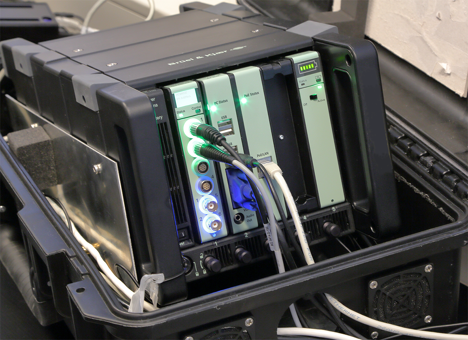 WB-3620-W-001 in einem LAN-XI-C-Frame mit Datenerfassungsmodul und Batteriemodul