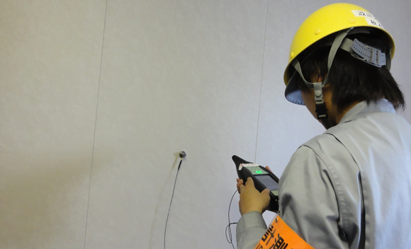 Measuring the vibration acceleration level on a cabin wall.