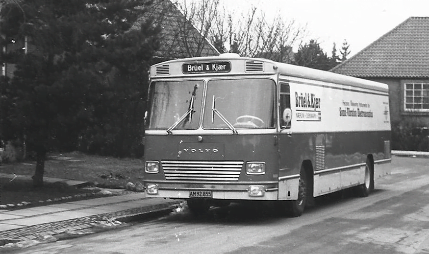 Exterior and interior view of the Brüel & Kjær demo-bus on tour