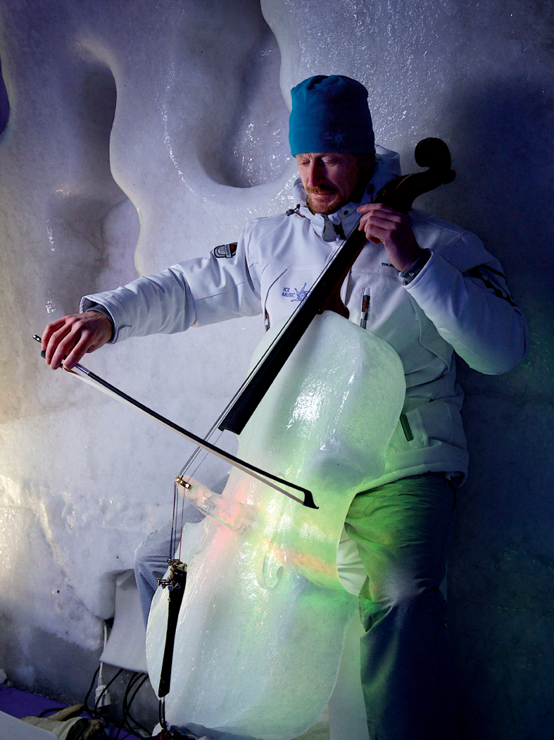 Mattias Sandlund tocando un violonchelo de hielo 